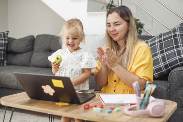 Junge kaukasische Frau und blondes kaukasisches Mädchen benutzen Laptop am Heimtisch mit Schulmaterial und Apfel, Online Lernkonzept Young Caucasian woman and blond Caucasian girl using laptop at home table with school supplies and apple, online learning concept Copyright: imageBROKER AlinaxKandybka ibxayk18789909.jpg ,model released, Symbolfoto ,property released