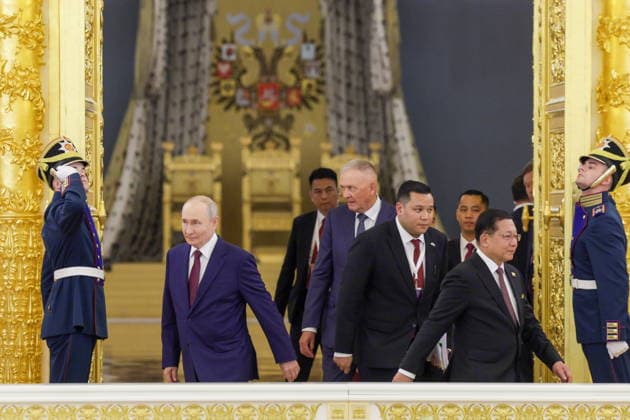 RUSSIA, MOSCOW - AUGUST 18, 2026: Vladimir Putin, President of Russia (2nd L), and Min Aung Hlaing, President of Myanmar (2nd R), enter the hall for a working breakfast at the Moscow Kremlin Moscow Russia  - ZUMAt113 20260818_zaa_t113_746 Copyright: xGavriilxGrigorovx
