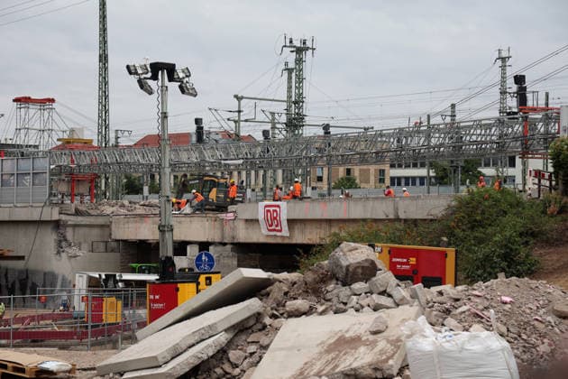 Brückenarbeiten am ICE-Knoten Erfurt Erfurt, 18.08.2026 Aushub der 38 Meter lange, 13 Meter breite und rund 1.800 Tonnen schwere Brückenteil am Schmidtstedter Knoten Erfurt. Dafür mussten Gleise der ICE - Strecke und die darunter liegenden Fahrbahn gesperrt werden. Nach dem Aushub erfolgt der Einschub neuer Brückenteile. Die Reparatur wurde notwendig, wegen brüchigem Stahlbeton Thüringen Germany *** Bridge Work at the Erfurt ICE Junction Erfurt, August 18, 2026 Excavation of the 38-meter-long, 13-meter-wide, and approximately 1,800-metric-ton bridge section at the Schmidtstedt junction in Erfurt. To do this, tracks on the ICE line and the roadway beneath them had to be closed. After excavation, new bridge sections will be installed. Copyright: xMatthiasxGränzdörferx