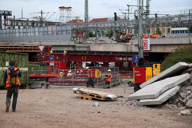 Brückenarbeiten am ICE-Knoten Erfurt Erfurt, 18.08.2026 Aushub der 38 Meter lange, 13 Meter breite und rund 1.800 Tonnen schwere Brückenteil am Schmidtstedter Knoten Erfurt. Dafür mussten Gleise der ICE - Strecke und die darunter liegenden Fahrbahn gesperrt werden. Nach dem Aushub erfolgt der Einschub neuer Brückenteile. Die Reparatur wurde notwendig, wegen brüchigem Stahlbeton Thüringen Germany *** Bridge Work at the Erfurt ICE Junction Erfurt, August 18, 2026 Excavation of the 38-meter-long, 13-meter-wide, and approximately 1,800-metric-ton bridge section at the Schmidtstedt junction in Erfurt. To do this, tracks on the ICE line and the roadway beneath them had to be closed. After excavation, new bridge sections will be installed. Copyright: xMatthiasxGränzdörferx