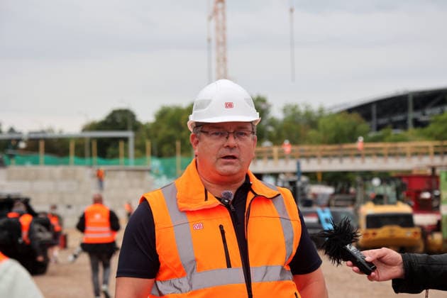 Brückenarbeiten am ICE-Knoten Erfurt Erfurt, 18.08.2026 Aushub der 38 Meter lange, 13 Meter breite und rund 1.800 Tonnen schwere Brückenteil am Schmidtstedter Knoten Erfurt. Dafür mussten Gleise der ICE - Strecke und die darunter liegenden Fahrbahn gesperrt werden. Nach dem Aushub erfolgt der Einschub neuer Brückenteile. Die Reparatur wurde notwendig, wegen brüchigem Stahlbeton Thüringen Germany *** Bridge Work at the Erfurt ICE Interchange Erfurt, August 18, 2026 Excavation of the 38-meter-long, 13-meter-wide, and approximately 1,800 metric tons section of the bridge at the Schmidtstedt junction in Erfurt. To do this, tracks on the ICE line and the roadway beneath them had to be closed. After excavation, new bridge sections will be Copyright: xMatthiasxGränzdörferx