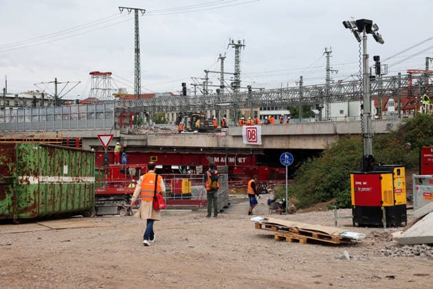 Brückenarbeiten am ICE-Knoten Erfurt Erfurt, 18.08.2026 Aushub der 38 Meter lange, 13 Meter breite und rund 1.800 Tonnen schwere Brückenteil am Schmidtstedter Knoten Erfurt. Dafür mussten Gleise der ICE - Strecke und die darunter liegenden Fahrbahn gesperrt werden. Nach dem Aushub erfolgt der Einschub neuer Brückenteile. Die Reparatur wurde notwendig, wegen brüchigem Stahlbeton Thüringen Germany *** Bridge Work at the Erfurt ICE Interchange Erfurt, August 18, 2026 Excavation of the 38-meter-long, 13-meter-wide, and approximately 1,800 metric tons section of the bridge at the Schmidtstedt junction in Erfurt. To do this, tracks on the ICE line and the roadway beneath them had to be closed. After excavation, new bridge sections will be Copyright: xMatthiasxGränzdörferx