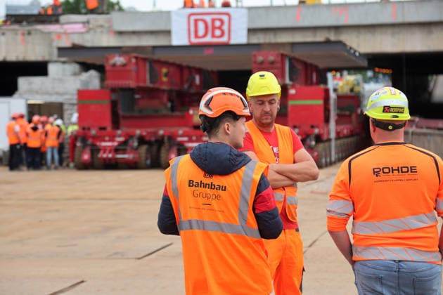 Brückenarbeiten am ICE-Knoten Erfurt Erfurt, 18.08.2026 Aushub der 38 Meter lange, 13 Meter breite und rund 1.800 Tonnen schwere Brückenteil am Schmidtstedter Knoten Erfurt. Dafür mussten Gleise der ICE - Strecke und die darunter liegenden Fahrbahn gesperrt werden. Nach dem Aushub erfolgt der Einschub neuer Brückenteile. Die Reparatur wurde notwendig, wegen brüchigem Stahlbeton Thüringen Germany *** Bridge Work at the Erfurt ICE Interchange Erfurt, August 18, 2026 Excavation of the 38-meter-long, 13-meter-wide, and approximately 1,800-metric-ton bridge section at the Schmidtstedt junction in Erfurt. To do this, tracks on the ICE line and the roadway beneath them had to be closed. After the section was removed, new bridge sections wil Copyright: xMatthiasxGränzdörferx