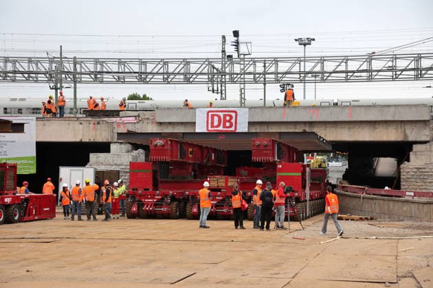 Brückenarbeiten am ICE-Knoten Erfurt Erfurt, 18.08.2026 Aushub der 38 Meter lange, 13 Meter breite und rund 1.800 Tonnen schwere Brückenteil am Schmidtstedter Knoten Erfurt. Dafür mussten Gleise der ICE - Strecke und die darunter liegenden Fahrbahn gesperrt werden. Nach dem Aushub erfolgt der Einschub neuer Brückenteile. Die Reparatur wurde notwendig, wegen brüchigem Stahlbeton Thüringen Germany *** Bridge Work at the Erfurt ICE Interchange Erfurt, August 18, 2026 Excavation of the 38-meter-long, 13-meter-wide, and approximately 1,800-metric-ton bridge section at the Schmidtstedt junction in Erfurt. To do this, tracks on the ICE line and the roadway beneath them had to be closed. After the section was removed, new bridge sections wil Copyright: xMatthiasxGränzdörferx