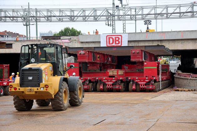 Brückenarbeiten am ICE-Knoten Erfurt Erfurt, 18.08.2026 Aushub der 38 Meter lange, 13 Meter breite und rund 1.800 Tonnen schwere Brückenteil am Schmidtstedter Knoten Erfurt. Dafür mussten Gleise der ICE - Strecke und die darunter liegenden Fahrbahn gesperrt werden. Nach dem Aushub erfolgt der Einschub neuer Brückenteile. Die Reparatur wurde notwendig, wegen brüchigem Stahlbeton Thüringen Germany *** Bridge Work at the Erfurt ICE Interchange Erfurt, August 18, 2026 Excavation of the 38-meter-long, 13-meter-wide, and approximately 1,800-metric-ton bridge section at the Schmidtstedt junction in Erfurt. To do this, tracks on the ICE line and the roadway beneath them had to be closed. After the section was removed, new bridge sections wil Copyright: xMatthiasxGränzdörferx
