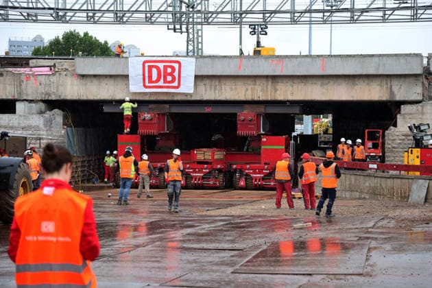 Brückenarbeiten am ICE-Knoten Erfurt Erfurt, 18.08.2026 Aushub der 38 Meter lange, 13 Meter breite und rund 1.800 Tonnen schwere Brückenteil am Schmidtstedter Knoten Erfurt. Dafür mussten Gleise der ICE - Strecke und die darunter liegenden Fahrbahn gesperrt werden. Nach dem Aushub erfolgt der Einschub neuer Brückenteile. Die Reparatur wurde notwendig, wegen brüchigem Stahlbeton Thüringen Germany *** Bridge Work at the Erfurt ICE Interchange Erfurt, August 18, 2026 Excavation of the 38-meter-long, 13-meter-wide, and approximately 1,800-metric-ton bridge section at the Schmidtstedt junction in Erfurt. To do this, tracks on the ICE line and the roadway beneath them had to be closed. After the section was removed, new bridge sections wil Copyright: xMatthiasxGränzdörferx