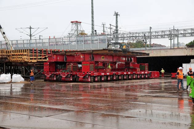 Brückenarbeiten am ICE-Knoten Erfurt Erfurt, 18.08.2026 Aushub der 38 Meter lange, 13 Meter breite und rund 1.800 Tonnen schwere Brückenteil am Schmidtstedter Knoten Erfurt. Dafür mussten Gleise der ICE - Strecke und die darunter liegenden Fahrbahn gesperrt werden. Nach dem Aushub erfolgt der Einschub neuer Brückenteile. Die Reparatur wurde notwendig, wegen brüchigem Stahlbeton Thüringen Germany *** Bridge Work at the Erfurt ICE Interchange Erfurt, August 18, 2026 Excavation of the 38-meter-long, 13-meter-wide, and approximately 1,800-metric-ton bridge section at the Schmidtstedt junction in Erfurt. To do this, tracks on the ICE line and the roadway beneath them had to be closed. After the section was removed, new bridge sections wil Copyright: xMatthiasxGränzdörferx