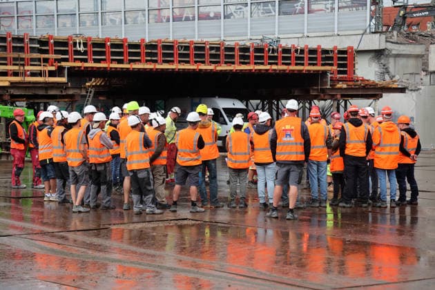 Brückenarbeiten am ICE-Knoten Erfurt Erfurt, 18.08.2026 Aushub der 38 Meter lange, 13 Meter breite und rund 1.800 Tonnen schwere Brückenteil am Schmidtstedter Knoten Erfurt. Dafür mussten Gleise der ICE - Strecke und die darunter liegenden Fahrbahn gesperrt werden. Nach dem Aushub erfolgt der Einschub neuer Brückenteile. Die Reparatur wurde notwendig, wegen brüchigem Stahlbeton Thüringen Germany *** Bridge Work at the Erfurt ICE Interchange Erfurt, August 18, 2026 Excavation of the 38-meter-long, 13-meter-wide, and approximately 1,800-metric-ton bridge section at the Schmidtstedt junction in Erfurt. To do this, tracks on the ICE line and the roadway beneath them had to be closed. After the section was removed, new bridge sections wil Copyright: xMatthiasxGränzdörferx