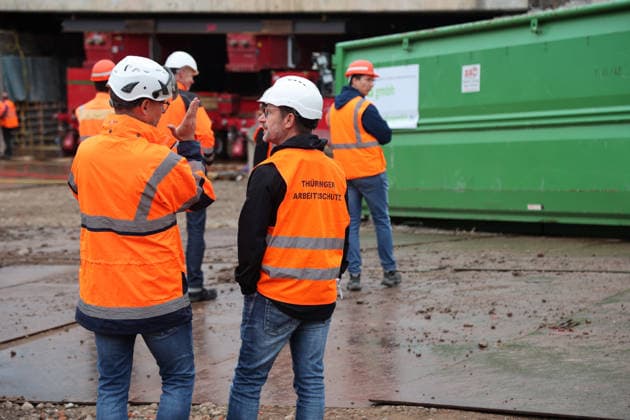 Brückenarbeiten am ICE-Knoten Erfurt Erfurt, 18.08.2026 Aushub der 38 Meter lange, 13 Meter breite und rund 1.800 Tonnen schwere Brückenteil am Schmidtstedter Knoten Erfurt. Dafür mussten Gleise der ICE - Strecke und die darunter liegenden Fahrbahn gesperrt werden. Nach dem Aushub erfolgt der Einschub neuer Brückenteile. Die Reparatur wurde notwendig, wegen brüchigem Stahlbeton Thüringen Germany *** Bridge Work at the Erfurt ICE Interchange Erfurt, August 18, 2026 Excavation of the 38-meter-long, 13-meter-wide, and approximately 1,800-metric-ton bridge section at the Schmidtstedt junction in Erfurt. To do this, tracks on the ICE line and the roadway beneath them had to be closed. After the section was removed, new bridge sections wil Copyright: xMatthiasxGränzdörferx