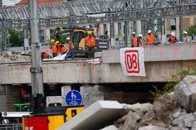Brückenarbeiten am ICE-Knoten Erfurt Erfurt, 18.08.2026 Aushub der 38 Meter lange, 13 Meter breite und rund 1.800 Tonnen schwere Brückenteil am Schmidtstedter Knoten Erfurt. Dafür mussten Gleise der ICE - Strecke und die darunter liegenden Fahrbahn gesperrt werden. Nach dem Aushub erfolgt der Einschub neuer Brückenteile. Die Reparatur wurde notwendig, wegen brüchigem Stahlbeton Thüringen Germany *** Bridge Work at the Erfurt ICE Interchange Erfurt, August 18, 2026 Excavation of the 38-meter-long, 13-meter-wide, and approximately 1,800-metric-ton bridge section at the Schmidtstedt junction in Erfurt. To do this, tracks on the ICE line and the roadway beneath them had to be closed. After excavation, new bridge sections will be installe Copyright: xMarioxGentzelx