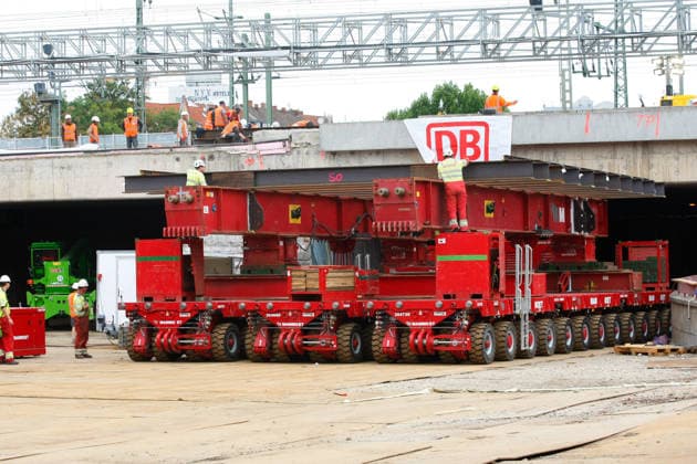 Brückenarbeiten am ICE-Knoten Erfurt Erfurt, 18.08.2026 Aushub der 38 Meter lange, 13 Meter breite und rund 1.800 Tonnen schwere Brückenteil am Schmidtstedter Knoten Erfurt. Dafür mussten Gleise der ICE - Strecke und die darunter liegenden Fahrbahn gesperrt werden. Nach dem Aushub erfolgt der Einschub neuer Brückenteile. Die Reparatur wurde notwendig, wegen brüchigem Stahlbeton Thüringen Germany *** Bridge Work at the Erfurt ICE Interchange Erfurt, August 18, 2026 Excavation of the 38-meter-long, 13-meter-wide, and approximately 1,800-metric-ton bridge section at the Schmidtstedt junction in Erfurt. To do this, tracks on the ICE line and the roadway beneath them had to be closed. After excavation, new bridge sections will be installe Copyright: xMarioxGentzelx