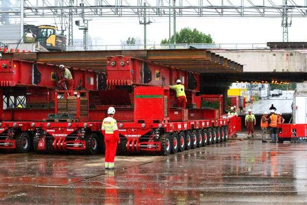 Brückenarbeiten am ICE-Knoten Erfurt Erfurt, 18.08.2026 Aushub der 38 Meter lange, 13 Meter breite und rund 1.800 Tonnen schwere Brückenteil am Schmidtstedter Knoten Erfurt. Dafür mussten Gleise der ICE - Strecke und die darunter liegenden Fahrbahn gesperrt werden. Nach dem Aushub erfolgt der Einschub neuer Brückenteile. Die Reparatur wurde notwendig, wegen brüchigem Stahlbeton Thüringen Germany *** Bridge Work at the Erfurt ICE Interchange Erfurt, August 18, 2026 Excavation of the 38-meter-long, 13-meter-wide, and approximately 1,800-metric-ton bridge section at the Schmidtstedt junction in Erfurt. To do this, tracks on the ICE line and the roadway beneath them had to be closed. After excavation, new bridge sections will be installe Copyright: xMarioxGentzelx