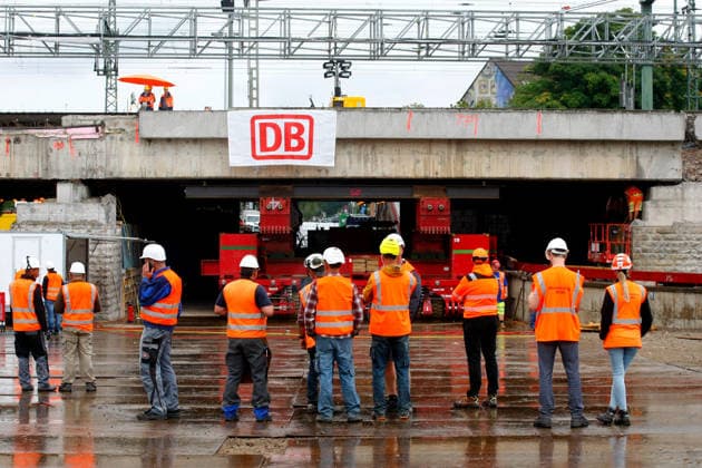Brückenarbeiten am ICE-Knoten Erfurt Erfurt, 18.08.2026 Aushub der 38 Meter lange, 13 Meter breite und rund 1.800 Tonnen schwere Brückenteil am Schmidtstedter Knoten Erfurt. Dafür mussten Gleise der ICE - Strecke und die darunter liegenden Fahrbahn gesperrt werden. Nach dem Aushub erfolgt der Einschub neuer Brückenteile. Die Reparatur wurde notwendig, wegen brüchigem Stahlbeton Thüringen Germany *** Bridge Work at the Erfurt ICE Interchange Erfurt, August 18, 2026 Excavation of the 38-meter-long, 13-meter-wide, and approximately 1,800-metric-ton bridge section at the Schmidtstedt junction in Erfurt. To do this, tracks on the ICE line and the roadway beneath them had to be closed. After excavation, new bridge sections will be installe Copyright: xMarioxGentzelx