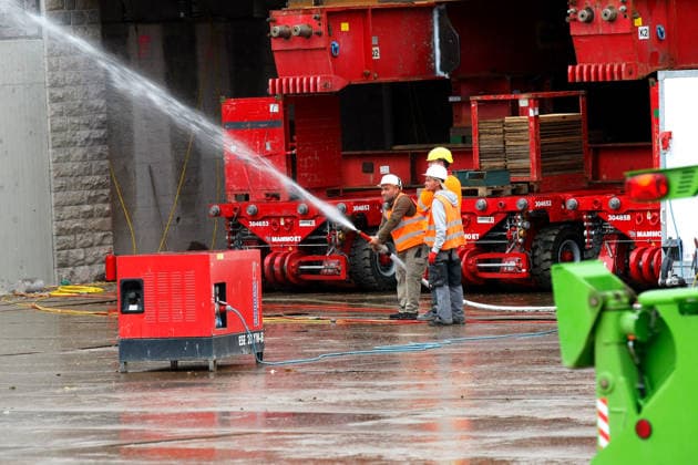 Brückenarbeiten am ICE-Knoten Erfurt Erfurt, 18.08.2026 Aushub der 38 Meter lange, 13 Meter breite und rund 1.800 Tonnen schwere Brückenteil am Schmidtstedter Knoten Erfurt. Dafür mussten Gleise der ICE - Strecke und die darunter liegenden Fahrbahn gesperrt werden. Nach dem Aushub erfolgt der Einschub neuer Brückenteile. Die Reparatur wurde notwendig, wegen brüchigem Stahlbeton Thüringen Germany *** Bridge Work at the Erfurt ICE Interchange Erfurt, August 18, 2026 Excavation of the 38-meter-long, 13-meter-wide, and approximately 1,800-metric-ton bridge section at the Schmidtstedt junction in Erfurt. To do this, tracks on the ICE line and the roadway beneath them had to be closed. After excavation, new bridge sections will be installe Copyright: xMarioxGentzelx