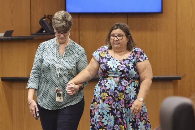 August 18, 2026, Brooksville, Florida, USA: Renee Converse, mother of Jennifer Odom, right, leaves the stand moments after giving testimony during the trial of Jeffrey Crum on Tuesday, Aug. 18, 2026, at the Hernando County Courthouse in Brooksville. Brooksville USA - ZUMAs70_ 20260818_zan_s70_072 Copyright: xDouglasxR.xCliffordx