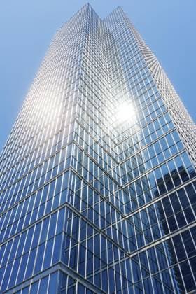 Creative Highlights World Eine beeindruckende Ansicht von oben auf einen modernen gläsernen Wolkenkratzer in der Innenstadt von Toronto, Kanada, mit Sonnenlicht, das von seinen Fenstern vor einem klaren blauen Himmel reflektiert wird. Die geometrischen Linien und reflektierenden Oberflächen des Gebäudes unterstreichen das zeitgenössische architektonische Design A striking upward view of a modern glass skyscraper in downtown Toronto, Canada, with sunlight reflecting off its windows against a clear blue sky. The building s geometric lines and reflective surfaces highlight contemporary architectural design Copyright: imageBROKER NadtochiyxPhotograph ibxiqx18507397.jpg