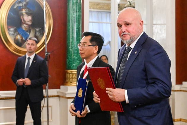 RUSSIA, MOSCOW - AUGUST 18, 2026: Russia s Minister of Energy Sergei Tsivilev (front) and Myanmar s Union Minister of Electricity and Energy Ko Ko Lwin (C) are seen during a signing ceremony following Russian-Myanmar talks at the Moscow Kremlin. Alexei Nikolsky Russian Presidential Press and Information Office TASS  96331411