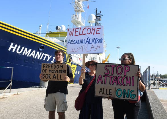 News Bilder des Tages August 18, 2026, Ravenna, Rome, Italy: The NGO ship Humanity 1 has landed in the port of Ravenna with 73 migrants on board, 15 of whom are minors and five women, one of whom is a minor. Most are from Sudan, with others from Senegal. This is the 28th landing in the port of Ravenna. In the photo, some volunteers greet the migrants. Ravenna Italy  - ZUMAa289 20260818_zia_a289_033 Copyright: xAgfx