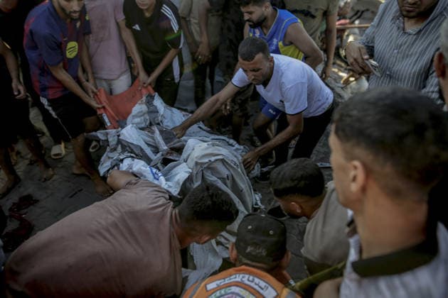 Israeli drone strike on crowded Gaza cafe kills 6 Palestinians GAZA CITY, GAZA, PALESTINE - AUGUST 18: Palestinians carry bodies following an Israeli airstrike on beachfront cafe that killed at least six people, including a child, and injured more than 12 others in Gaza City, Gaza, Palestine on August 18, 2026, following an Israeli airstrike that killed at least six people, including a child, and injured more than 12 others. The attack on the civilian gathering spot occurred despite recent calls from U.S. President Donald Trump urging Israel to halt its military operations across the Gaza Strip, as local rescue teams worked to retrieve victims from the damaged structure. Saeed M. M. T. Jaras Anadolu Gaza City Gaza. Editorial use only. Ple  Copyright: x2026xAnadoluxSaeedxM.xM.xT.xJarasx