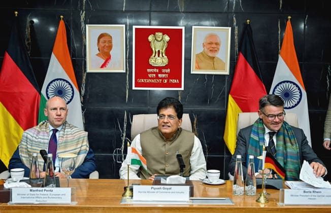News Bilder des Tages RECORD DATE NOT STATED Union Minister Piyush Goyal chairs a meeting with Germany s Minister-President of Hessen, Boris Rhein and Minister for Federal and European Affairs, International Affairs and Debureaucratisation, Manfred Pentz, along with a delegation of leading German bus New Delhi, Aug 18 (ANI): Union Minister Piyush Goyal chairs a meeting with Germany s Minister-President of Hessen, Boris Rhein and Minister for Federal and European Affairs, International Affairs and Debureaucratisation, Manfred Pentz, along with a delegation of leading German businesses, in New Delhi on Tuesday. (@PiyushGoyal X ANI Photo) New Delhi Delhi India Copyright: xANIx ANI_20260818443