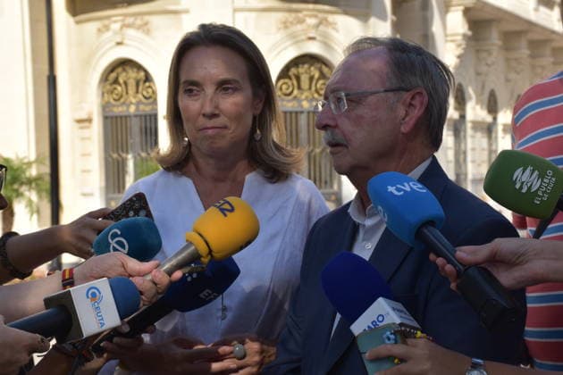 Gamarra Visits Ceuta to See the Humanitarian Crisis Firsthand Cuca Gamarra, the PP’s Deputy Secretary for Institutional Regeneration, and Juan Jesús Vivas, the president of Ceuta, speak to the media, following a meeting at the PP Ceuta headquarters on August 18, 2026, in Ceuta, Spain. Gamarra visited the autonomous city to see firsthand the humanitarian crisis affecting the region after thousands of migrants swam across the Tarajal Strait on July 30 and 31. During her visit, Gamarra met with the president of Ceuta and with representatives of associations and unions of the Civil Guard and the National Police. AUGUST 18, 2026 CEUTA PP POPULAR PARTY VIVAS Gabriela Sardá Nún Ceuta Ceuta, Spain  Copyright: xGabrielaxSardaxNunezx 7720088