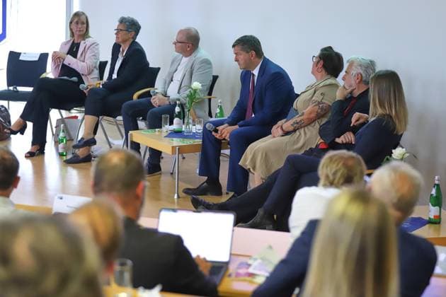 Halle (Saale), Sachsen-Anhalt, Deutschland, 18.08.2026: Leibniz-Institut für Agrarentwicklung in Transformationsökonomien (IAMO): IHK-Wahldialog: L-R: Thomas Brockmeier (Moderator), Eva von Angern (Linke), Lydia Hüskens (FDP), Jan Scharfenort (AfD), Sven Schulze (CDU), Susan Sziborra-Seidlitz (Grüne), Armin Willingmann (SPD), Claudia Wittig (BSW) *** Halle-Saale, Saxony-Anhalt, Germany, August 18, 2026 Leibniz Institute for Agricultural Development in Transition Economies (IAMO) IHK Election Dialogue: L R Thomas Brockmeier (Moderator), Eva von Angern (The Left), Lydia Hüskens (FDP), Jan Scharfenort (AfD), Sven Schulze (CDU), Susan Sziborra Seidlitz (Greens), Armin Willingmann (SPD), Claudia Wittig (BSW) Copyright: xdtsxNachrichtenagenturx dts_130409