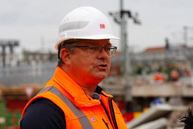 Brückenarbeiten am ICE-Knoten Erfurt Erfurt, 18.08.2026 Projektleiter Deutsche Bahn Thomas Walter beim Aushub der 38 Meter lange, 13 Meter breite und rund 1.800 Tonnen schwere Brückenteil am Schmidtstedter Knoten Erfurt. Dafür mussten Gleise der ICE - Strecke und die darunter liegenden Fahrbahn gesperrt werden. Nach dem Aushub erfolgt der Einschub neuer Brückenteile. Die Reparatur wurde notwendig, wegen brüchigem Stahlbeton Thüringen Germany *** Bridge Work at the Erfurt ICE Junction Erfurt, August 18, 2026 Deutsche Bahn Project Manager Thomas Walter during the excavation of the 38-meter-long, 13-meter-wide, and approximately 1,800-metric-ton bridge section at the Schmidtstedt junction in Erfurt. To do this, tracks on the ICE line Copyright: xMarioxGentzelx
