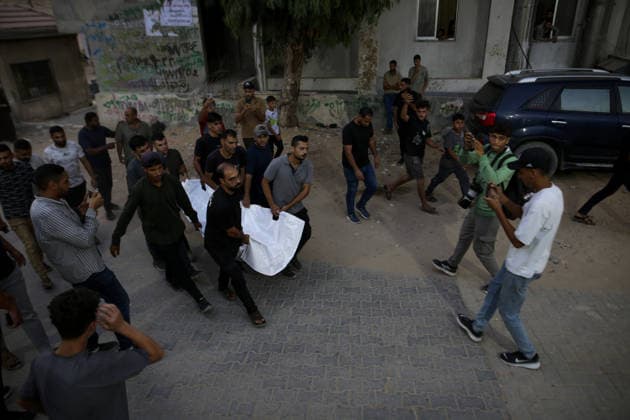 Israeli drone strike on crowded Gaza cafe kills 6 Palestinians GAZA CITY, GAZA, PALESTINE - AUGUST 18: Palestinians carry the body of a victim following an Israeli airstrike on a beachfront cafe in Gaza City, Gaza, Palestine, on August 18, 2026. The attack killed at least six Palestinians, including a child, and injured more than 12 others, according to local sources. Saeed M. M. T. Jaras Anadolu Gaza City Gaza. Editorial use only. Please get in touch for any other usage.  Copyright: x2026xAnadoluxSaeedxM.xM.xT.xJarasx