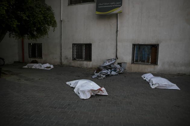 News Bilder des Tages Israeli drone strike on crowded Gaza cafe kills 6 Palestinians GAZA CITY, GAZA, PALESTINE - AUGUST 18: The bodies of a victims are seen following an Israeli airstrike on a beachfront cafe in Gaza City, Gaza, Palestine, on August 18, 2026. The attack killed at least six Palestinians, including a child, and injured more than 12 others, according to local sources. Saeed M. M. T. Jaras Anadolu Gaza City Gaza. Editorial use only. Please get in touch for any other usage.  Copyright: x2026xAnadoluxSaeedxM.xM.xT.xJarasx