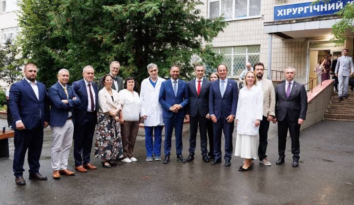 Vice-prime minister and Minister of Foreign Affairs Maxime Prevot pose with Kyiv Regional State Hospital s team after meeting with patients who receive protheses for face reconstruction during a visit to Kyiv, Tuesday 18 August 2026, part of a visit of the Belgian Foreign Minister to Ukraine, from 17 to 20 08.  BENOITxDOPPAGNE 183708776