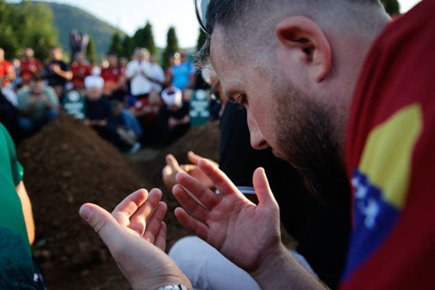 News Bilder des Tages Funeral prayer held in Zenica for five Bosnian mountaineers died on Mount Elbrus ZENICA, BOSNIA AND HERZEGOVINA - AUGUST 18: A large number of citizens, family members, friends, colleagues, mountaineers and members of the Mountain Rescue Service gathered in front of the Carsijska Mosque to bid a final farewell to 5 mountaineers Alma Okanovic, Denis Okanovic, Meliha Causevic, Nermin Talam and Almir Krivdic, died on Mount Elbrus in Zenica, Bosnia and Herzegovina on August 18, 2026. Elman Omic Anadolu Zenica Bosnia and Herzegovina. Editorial use only. Please get in touch for any other usage.  Copyright: x2026xAnadoluxElmanxOmicx