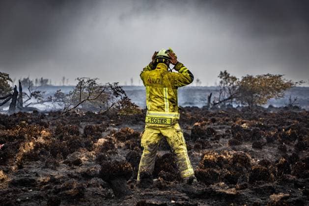 News Bilder des Tages A firefighter pictured on the site of the fire in the Hautes Fagnes (High Fens) nature reserve, on Tuesday 18 August 2026. The fire started on August 14th and 3000 hectares (on a total of 4500) are impacted.  BRUNOxFAHY 183711882