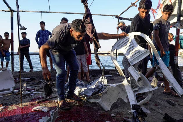 Aftermath of Israeli Airstrike In Gaza Palestinians inspect the site of an Israeli strike on a cafe at the seaport of Gaza City on August 18, 2026. Gaza Palestine  Copyright: xMajdixFathix originalFilename: fathi-notitle260818_npRIG.jpg