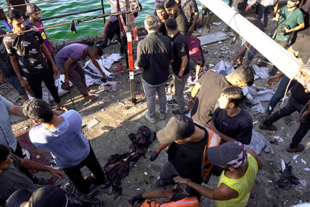 Aftermath of Israeli Airstrike In Gaza Palestinians inspect the site of an Israeli strike on a cafe at the seaport of Gaza City on August 18, 2026. Gaza Palestine  Copyright: xMajdixFathix originalFilename: fathi-notitle260818_npgre.jpg
