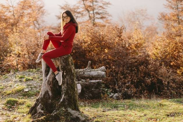 Frau entspannt sich im Herbstwald. Schöne Frau geht in warmem Outfit im Freien spazieren. Hintergrund der Berge Woman relax in autumn forest. Beautiful female walk in warm outfit outdoors. Mountains background Copyright: imageBROKER KyryloxShevtsov ibxiqx18555318.jpg ,model released, Symbolfoto ,property released