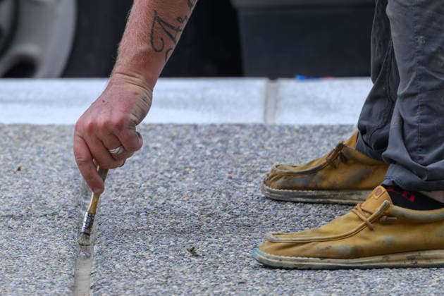 August 18, 2026, Washington, District Of Columbia, United States: Crews make repairs to the Lincoln Memorial Reflecting Pool following peeling paint and vandalism. Washington United States  - ZUMAk206 20260818_znp_k206_003 Copyright: xMattxKaminskyx