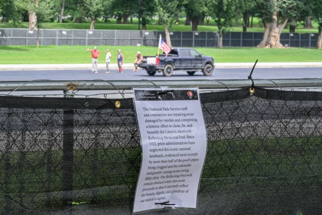 August 18, 2026, Washington, District Of Columbia, United States: A sign is posted outside the reflection pool as crews make repairs to the Lincoln Memorial Reflecting Pool following peeling paint and vandalism. Washington United States  - ZUMAk206 20260818_znp_k206_004 Copyright: xMattxKaminskyx