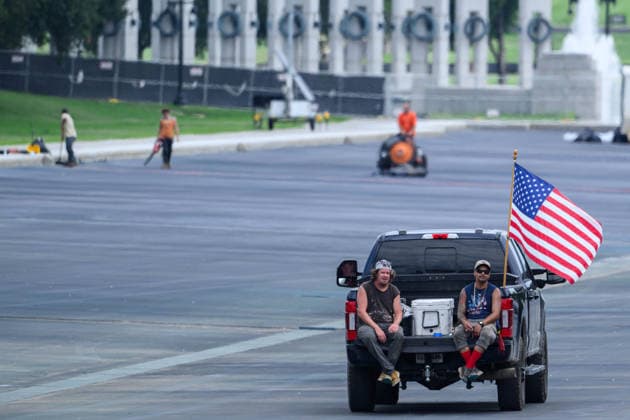 August 18, 2026, Washington, District Of Columbia, United States: Crews make repairs to the Lincoln Memorial Reflecting Pool following peeling paint and vandalism. Washington United States - ZUMAk206 20260818_znp_k206_007 Copyright: xMattxKaminskyx