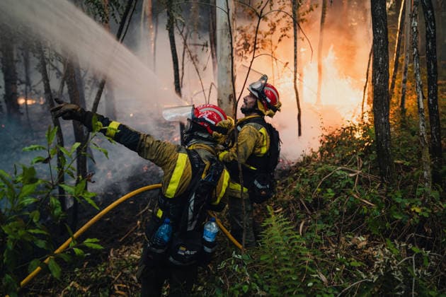 Wildfires in Ponteareas GALICIA, SPAIN - AUGUST 18: Firefighters extinguish wildfires in Ponteareas, Pontevedra, Galicia, Spain on August 18, 2026. Pedro Pascual Garcia Anadolu Galicia Spain. Editorial use only. Please get in touch for any other usage.  Copyright: x2026xAnadoluxPedroxPascualxGarciax