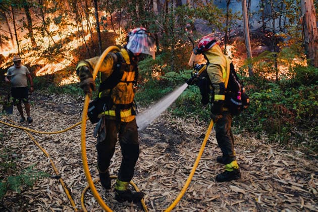 Wildfires in Ponteareas GALICIA, SPAIN - AUGUST 18: Firefighters work to put out a wildfire near Nogueira, in the municipality of Ponteareas, Galicia, Spain, on August 18, 2026. The blaze, which broke out in the afternoon, had burned more than 40 hectares of land by nightfall, according to regional authorities. Pedro Pascual Garcia Anadolu Galicia Spain. Editorial use only. Please get in touch for any other usage.  Copyright: x2026xAnadoluxPedroxPascualxGarciax