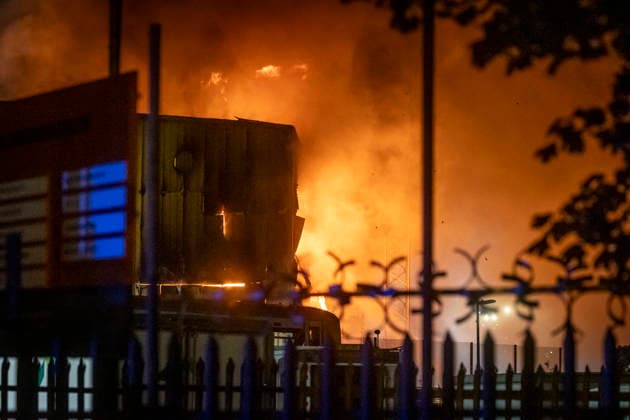August 18, 2026, London, London, UK: London, UK. Emergency services at the scene in Depford south London after a huge fire in a waste facility. Fifteen fire engines and around 100 firefighters battle a blaze in Southwark. London UK  - ZUMAl94_ 20260818_zaf_l94_032 Copyright: xMarcinxNowakx