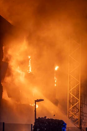 August 18, 2026, London, London, UK: London, UK. Emergency services at the scene in Depford south London after a huge fire in a waste facility. Fifteen fire engines and around 100 firefighters battle a blaze in Southwark. London UK  - ZUMAl94_ 20260818_zaf_l94_035 Copyright: xMarcinxNowakx
