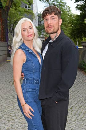 Willi Banner (Willi Whey) mit Freundin Kim Schiele bei der Prime Video Filmpremiere von BACK TO THE 90s im Delphi Filmpalast in Berlin am 18.08.2026 *** Willi Banner Willi Whey with his girlfriend Kim Schiele at the Prime Video film premiere of BACK TO THE 90s at the Delphi Filmpalast in Berlin on August 18, 2026