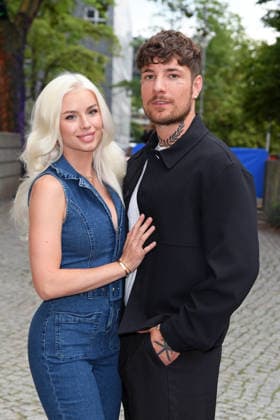 Willi Banner (Willi Whey) mit Freundin Kim Schiele bei der Prime Video Filmpremiere von BACK TO THE 90s im Delphi Filmpalast in Berlin am 18.08.2026 *** Willi Banner Willi Whey with his girlfriend Kim Schiele at the Prime Video film premiere of BACK TO THE 90s at the Delphi Filmpalast in Berlin on August 18, 2026