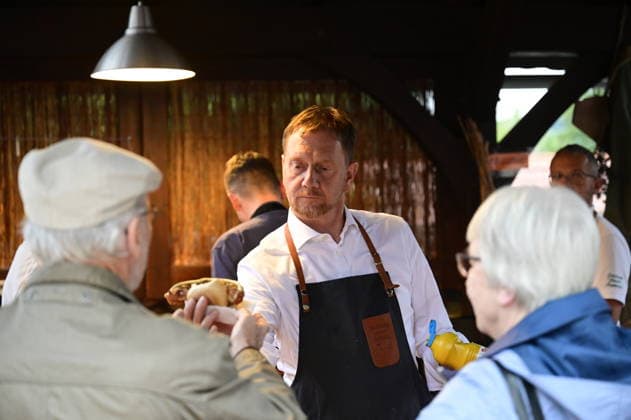 Michael Kretschmer beim Bürgergesprächs-Format Kretschmer grillt mit Sachsens Ministerpräsident Michael Kretschmer im Pfarrhof der St. Katharinen Kirche in Arnsdorf (Gemeinde Vierkirchen, Landkreis Görlitz) am 18.08.2026. *** Michael Kretschmer at the Kretschmer Grills public forum with Saxony’s Minister President Michael Kretschmer at the rectory of St. Katharinen Church in Arnsdorf, Vierkirchen municipality, Görlitz district, on August 18, 2026 Copyright: xMatthiasxWehnertx