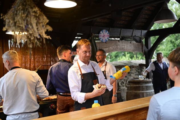 Michael Kretschmer beim Bürgergesprächs-Format Kretschmer grillt mit Sachsens Ministerpräsident Michael Kretschmer im Pfarrhof der St. Katharinen Kirche in Arnsdorf (Gemeinde Vierkirchen, Landkreis Görlitz) am 18.08.2026. *** Michael Kretschmer at the Kretschmer Grills public forum with Saxony’s Minister President Michael Kretschmer at the rectory of St. Katharinen Church in Arnsdorf, Vierkirchen municipality, Görlitz district, on August 18, 2026 Copyright: xMatthiasxWehnertx