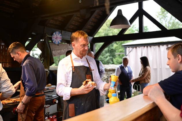 Michael Kretschmer beim Bürgergesprächs-Format Kretschmer grillt mit Sachsens Ministerpräsident Michael Kretschmer im Pfarrhof der St. Katharinen Kirche in Arnsdorf (Gemeinde Vierkirchen, Landkreis Görlitz) am 18.08.2026. *** Michael Kretschmer at the Kretschmer Grills public forum with Saxony’s Minister President Michael Kretschmer at the rectory of St. Katharinen Church in Arnsdorf, Vierkirchen municipality, Görlitz district, on August 18, 2026 Copyright: xMatthiasxWehnertx