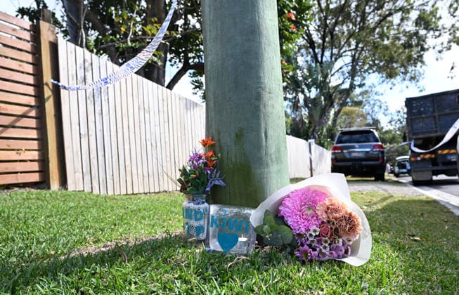 BEENLEIGH STABBING, Flowers are seen outside a property in Beenleigh, Queensland, Wednesday, August 19, 2026. A man has died and two people are in custody after a alleged stabbing at a house south of Brisbane on Tuesday afternoon. ( NO ARCHIVING BEENLEIGH QUEENSLAND AUSTRALIA  Copyright: xDARRENxENGLANDx 20260819122293781544