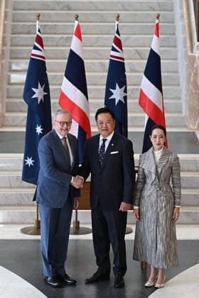 ANUTIN CHARNVIRAKUL AUSTRALIA VISIT, Australian Prime Minister Anthony Albanese shakes hands with Prime Minister of Thailand Anutin Charnvirakul and his wife Thananon Charnvirakul during a ceremonial welcome outside Parliament House, in Canberra, Wednesday, August 19, 2026. ( NO ARCHIVING CANBERRA AUSTRALIAN CAPITAL TERRITORY AUSTRALIA  Copyright: xLUKASxCOCHx 20260819157335320582