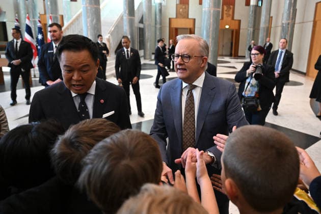 ANUTIN CHARNVIRAKUL AUSTRALIA VISIT, Australian Prime Minister Anthony Albanese and Prime Minister of Thailand Anutin Charnvirakul greet school students during a ceremonial welcome outside Parliament House, in Canberra, Wednesday, August 19, 2026. ( NO ARCHIVING CANBERRA AUSTRALIAN CAPITAL TERRITORY AUSTRALIA  Copyright: xLUKASxCOCHx 20260819149442094990